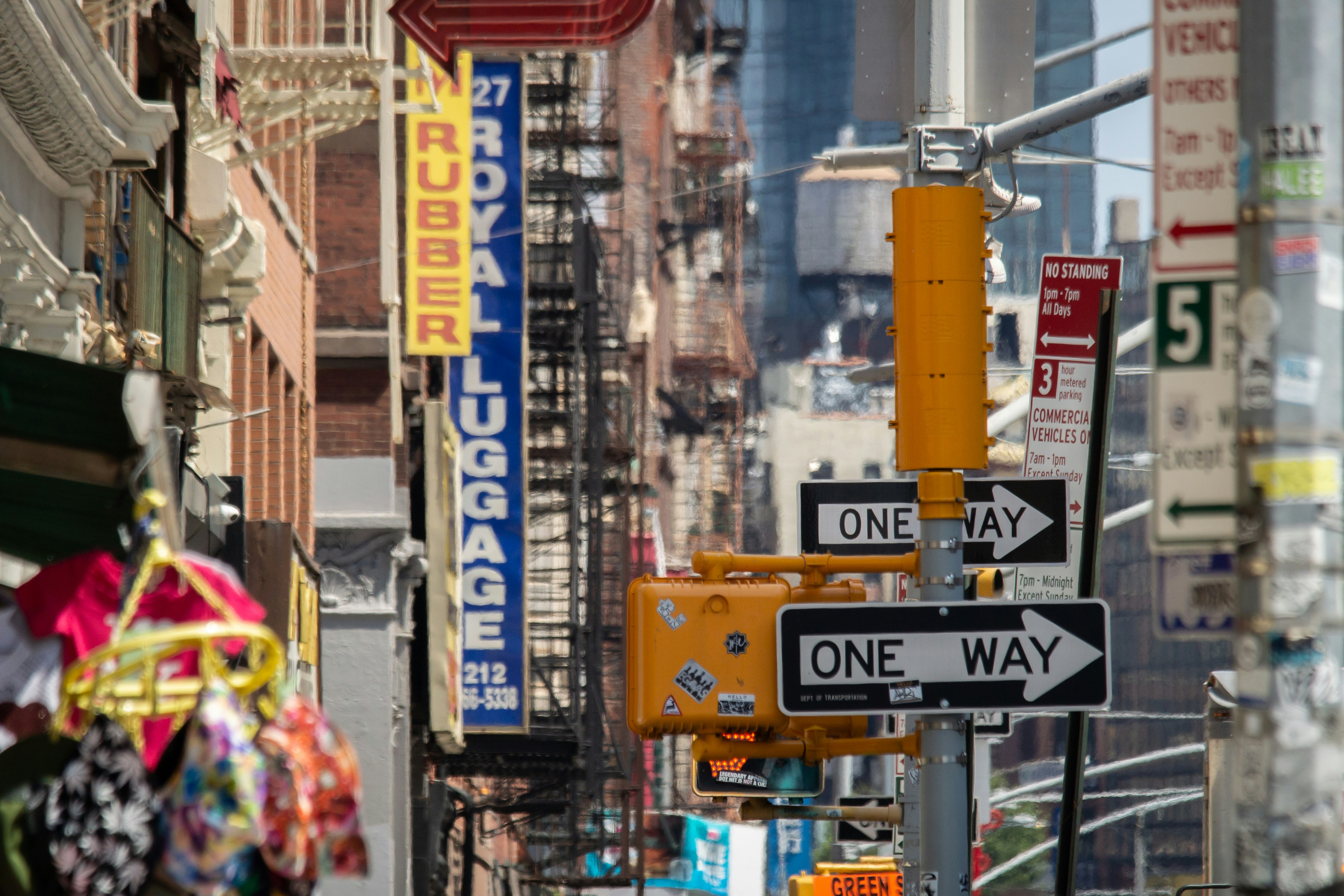 busy-manhattan-shopping-area